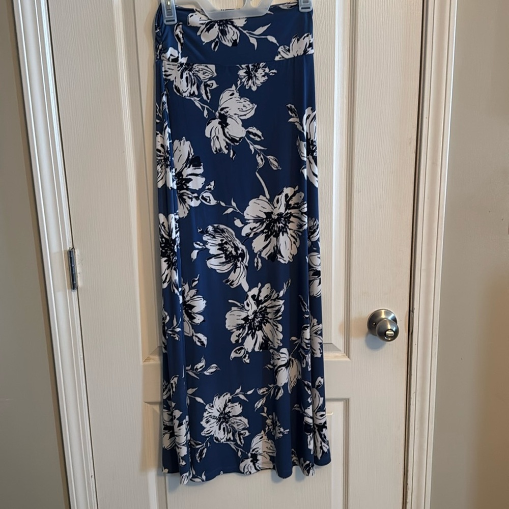 Super cute floral maxi skirt